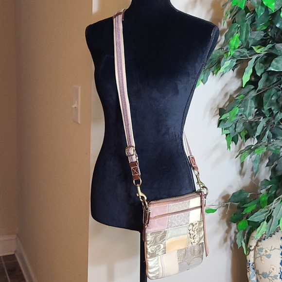 Signature Coach crossbody - Picture 3 of 8